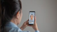 Ilustrasi penggunaan biometrik wajah pada registrasi nomor HP (Foto: Canva/ Getty Images)