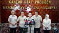 Kepala Staf Kepresidenan Jenderal (Purn.) Dudung Abdurachman memberikan keterangan terkait langkah pemerintah Indonesia menyikapi penahanan WNI dalam misi kemanusiaan menuju Gaza Kepala Staf Kepresidenan Jenderal (Purn.) Dudung Abdurachman memberikan keterangan terkait langkah pemerintah Indonesia menyikapi penahanan WNI dalam misi kemanusiaan menuju Gaza