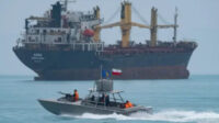 Salah-satu-kapal-melintas-di-Selat-Hormuz Salah satu kapal melintas di Selat Hormuz