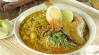 Semangkuk Laksa Tangerang khas Banten dengan kuah santan kental, menjadi warisan kuliner Peranakan di pesisir Tangerang Semangkuk Laksa Tangerang khas Banten dengan kuah santan kental, menjadi warisan kuliner Peranakan di pesisir Tangerang