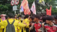 Aksi saling dorong antara mahasiswa dan aparat saat massa berupaya melanjutkan perjalanan menuju Bundaran HI