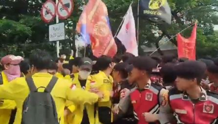 Aksi saling dorong antara mahasiswa dan aparat saat massa berupaya melanjutkan perjalanan menuju Bundaran HI
