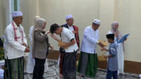 Anak-anak yatim menerima santunan dalam program MASUK PINTU di Masjid Al-Ikhlas, Kelurahan Sukalaksana, Kecamatan Curug, Kota Serang Anak-anak yatim menerima santunan dalam program MASUK PINTU di Masjid Al-Ikhlas, Kelurahan Sukalaksana, Kecamatan Curug, Kota Serang