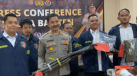 Barang bukti kabel persinyalan kereta api yang telah dikupas untuk diambil tembaganya ditunjukkan saat konferensi pers pengungkapan kasus oleh Polda Banten