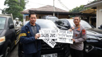 Barang bukti yang disita dalam pengungkapan kasus dugaan pemerasan dan penganiayaan oleh kelompok debt collector di Kota Serang
