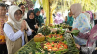 Bupati Pandeglang Raden Dewi Setiani bersama masyarakat menghadiri Festival Bubur Suro