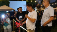 Direktur Utama Radar Banten Grup, Mashudi, menggunting pita saat peresmian Satu Asa Coffee di Kota Serang, Sabtu (13/6/2026)