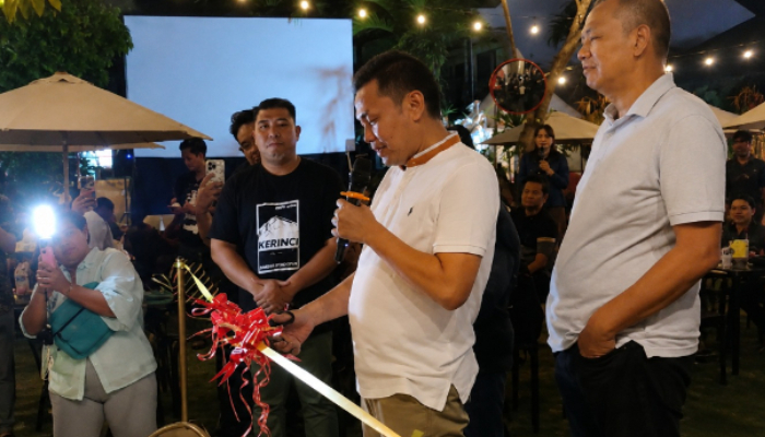 Direktur Utama Radar Banten Grup, Mashudi, menggunting pita saat peresmian Satu Asa Coffee di Kota Serang, Sabtu (13/6/2026)
