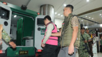 Komisaris PT Yasa Artha Trimanunggal (YAT), Andri Mulyono, digiring petugas menuju mobil tahanan usai ditetapkan sebagai tersangka baru dalam kasus dugaan korupsi Program MBG