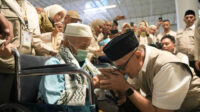 Menteri Haji dan Umrah RI Mochamad Irfan Yusuf, saat melepas kepulangan perdana Jemaah haji Indonesia