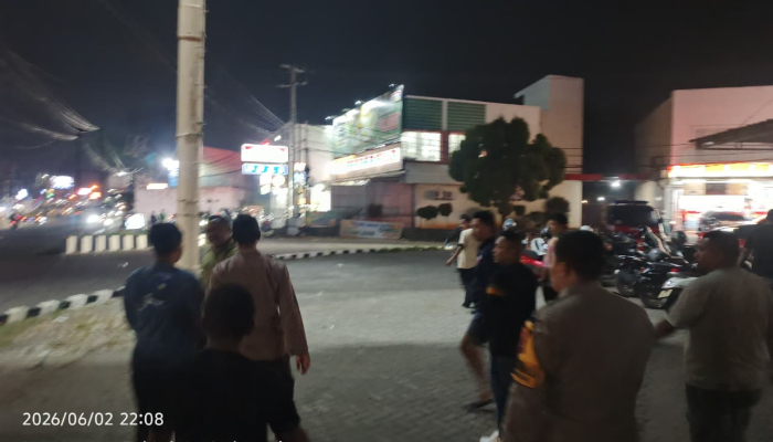Petugas kepolisian melakukan penyelidikan terkait kasus pembacokan terhadap dua anggota Brimob Polda Banten