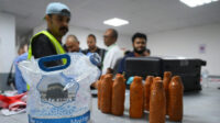 Petugas memeriksa barang bawaan jemaah haji di bandara Arab Saudi menjelang proses pemulangan ke Indonesia