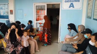 Sejumlah pasien sedang menunggu antrean di Puskesmas Jawilan