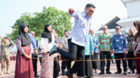 Gubernur Banten Andra Soni berbaur dan bermain permainan tradisional bersama anak-anak pada peringatan Hari Anak Nasional 2026, di Pendopo Gubernur Banten