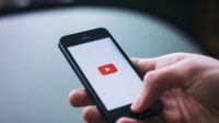 Ilustrasi logo YouTube di layar perangkat digital Ilustrasi logo YouTube di layar perangkat digital