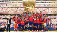 Kapten Timnas Spanyol mengangkat trofi Piala Dunia 2026 usai mengalahkan Argentina di partai final Kapten Timnas Spanyol mengangkat trofi Piala Dunia 2026 usai mengalahkan Argentina di partai final