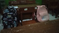 Orang tua menandai bangku dengan tas agar tidak ditempati siswa lain saat hari pertama masuk sekolah di SDN 1 Bojongleses, Lebak Orang tua menandai bangku dengan tas agar tidak ditempati siswa lain saat hari pertama masuk sekolah di SDN 1 Bojongleses, Lebak