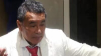 Pengacara Hotman Paris Hutapea saat memberikan keterangan kepada awak media terkait keputusannya mengundurkan diri sebagai kuasa hukum Febrie Adriansyah karena alasan kesehatan