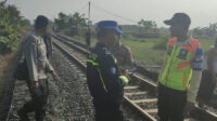 Petugas kepolisian melakukan olah TKP di lokasi seorang pria yang diduga tertemper kereta api barang di perlintasan rel tanpa palang pintu kawasan Frontage Unyur, Kota Serang Petugas kepolisian melakukan olah TKP di lokasi seorang pria yang diduga tertemper kereta api barang di perlintasan rel tanpa palang pintu kawasan Frontage Unyur, Kota Serang