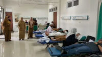 Petugas kesehatan dan masyarakat mengikuti kegiatan donor darah di RSUD Kota Serang