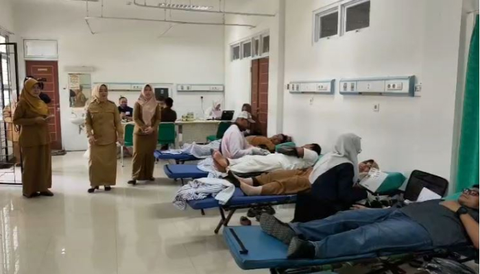 Petugas kesehatan dan masyarakat mengikuti kegiatan donor darah di RSUD Kota Serang