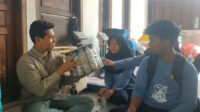 Puluhan siswa SMA Negeri 1 Bojonegara mengikuti pelatihan pembuatan sofa ecobrick di Bank Sampah Mata Puluhan siswa SMA Negeri 1 Bojonegara mengikuti pelatihan pembuatan sofa ecobrick di Bank Sampah Mata