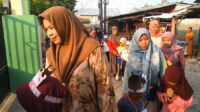 Sejumlah orang tua mendampingi anak mengikuti kegiatan hari pertama sekolah di SDN Cimasuk, Kabupaten Serang Sejumlah orang tua mendampingi anak mengikuti kegiatan hari pertama sekolah di SDN Cimasuk, Kabupaten Serang
