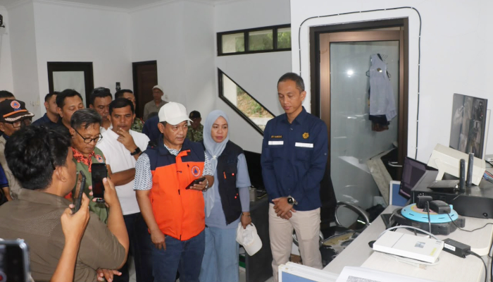 Wakil Bupati Serang Muhammad Najib Hamas meninjau Pos Pengamatan Gunung Anak Krakatau di Kecamatan Cinangka, Kabupaten Serang