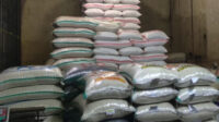 Beras dijual di salah satu kios pasar.