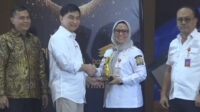 Direktur Utama Radar Banten Grup, Mashudi dan Wakil Gubernur Banten, Achmad Dimyati Natakusumah tengah memberikan penghargaan kepada pemenang award 2026, di Ballroom Graha Pena Radar Banten, Kota Serang, Rabu (23/9).