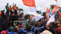 Massa buruh menggelar aksi unjuk rasa