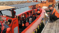 Tim SAR gabungan mengerahkan sejumlah kapal untuk mencari lima jurnalis dan tiga kru speedboat yang hilang kontak di perairan Selat Sunda