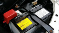 Aki mobil sebagai sumber energi listrik untuk sistem starter dan perangkat elektronik kendaraan