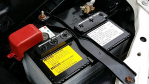 Aki mobil sebagai sumber energi listrik untuk sistem starter dan perangkat elektronik kendaraan