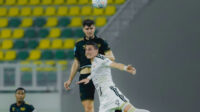 Pemain Dewa United dan Persija Jakarta berebut bola dalam duel udara pada pertandingan pekan kedelapan BRI Super League 2026/2027