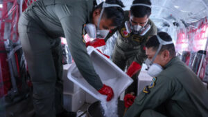 Penyemaian dry ice untuk mengatasi karhutla. (Foto: BMKG)